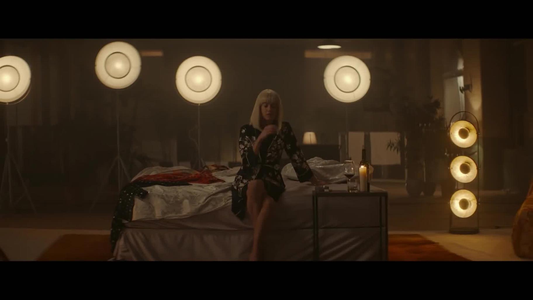 Βαθιά ένα γιγάντιο ποσό εμφανίζεται